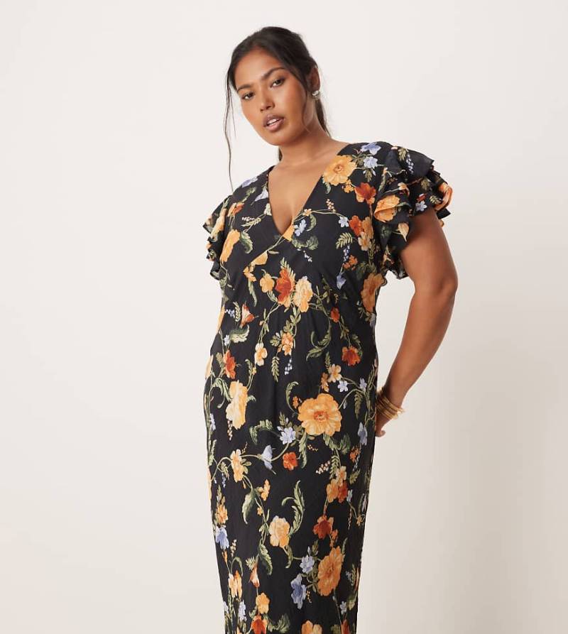 Nobody's Child Plus - Layla - Midaxi-Kleid mit Rüschenärmeln in Schwarz und Blumenmuster von Nobody's Child Plus