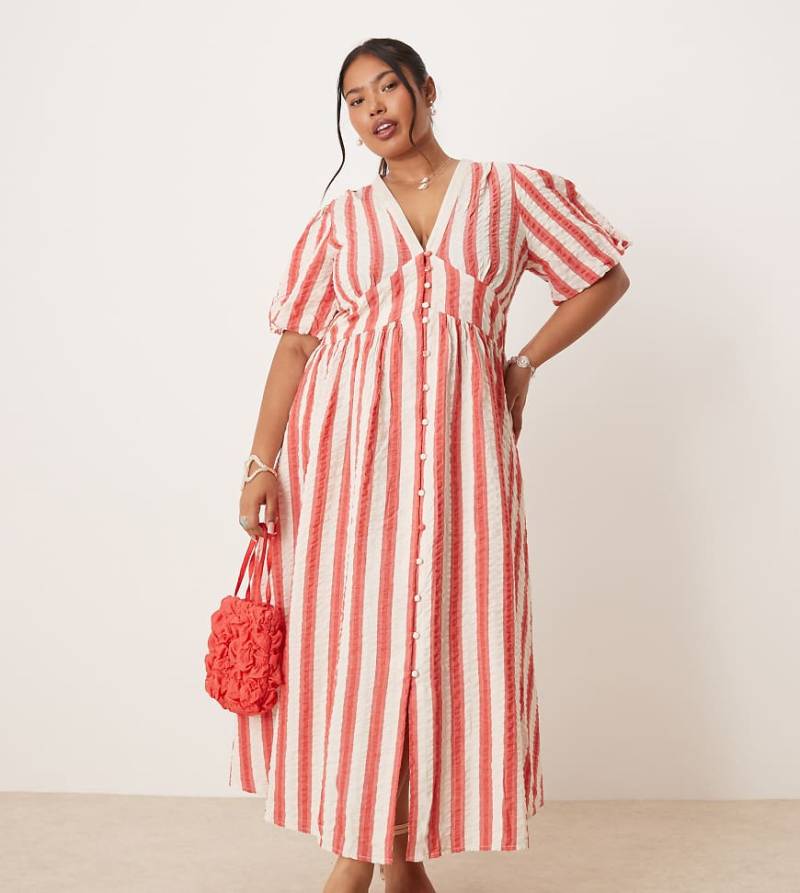 Nobody's Child Plus - Starlight - Gestreiftes Midikleid in Rot und Weiß mit Puffärmeln von Nobody's Child Plus