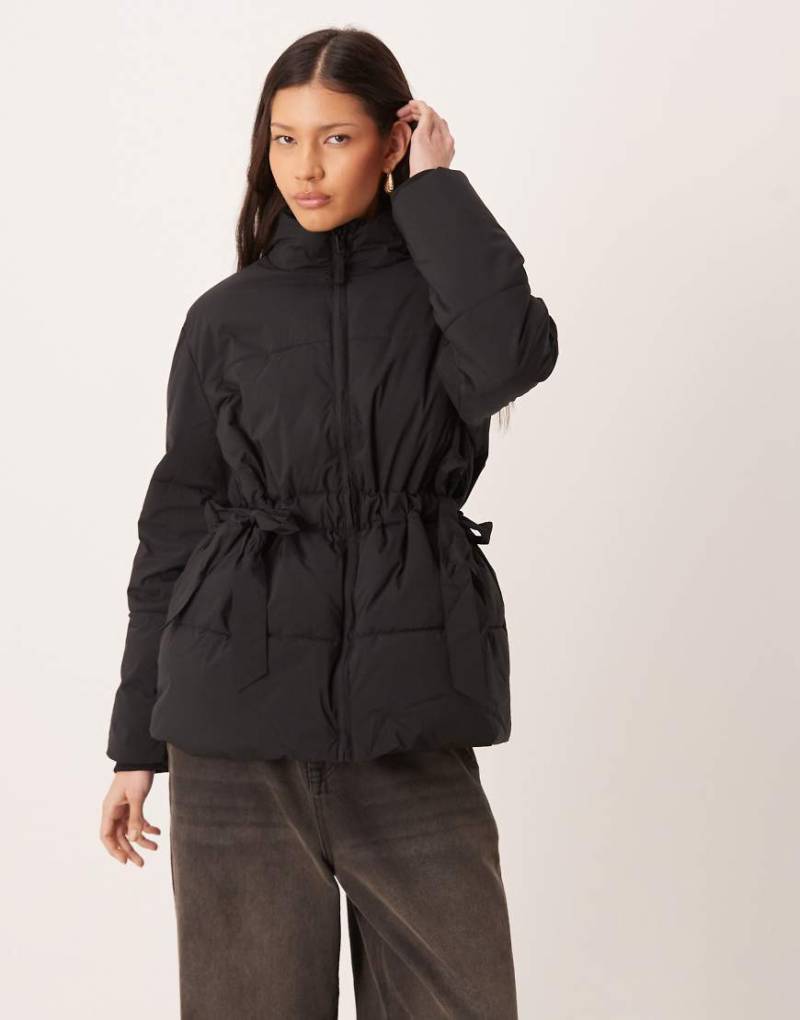 Nobody's Child - Wattierter Mantel in Schwarz mit Stehkragen und seitlichem Bindedetail von Nobody's Child Plus