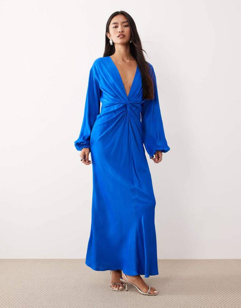 Nobody's Child - Adina - Midikleid aus Satin in Blau mit Knotendetail vorne von Nobody's Child