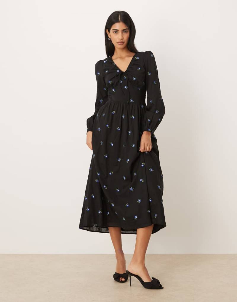 Nobody's Child - Alysia - Midikleid in Schwarz mit aufgesticktem Blumenmuster und V-Ausschnitt von Nobody's Child