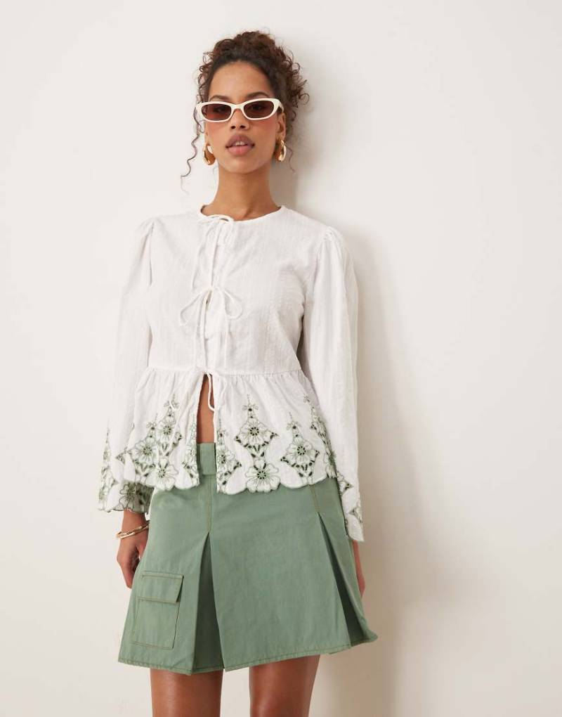 Nobody's Child - Aramis - Bestickte Bluse in Weiß von Nobody's Child