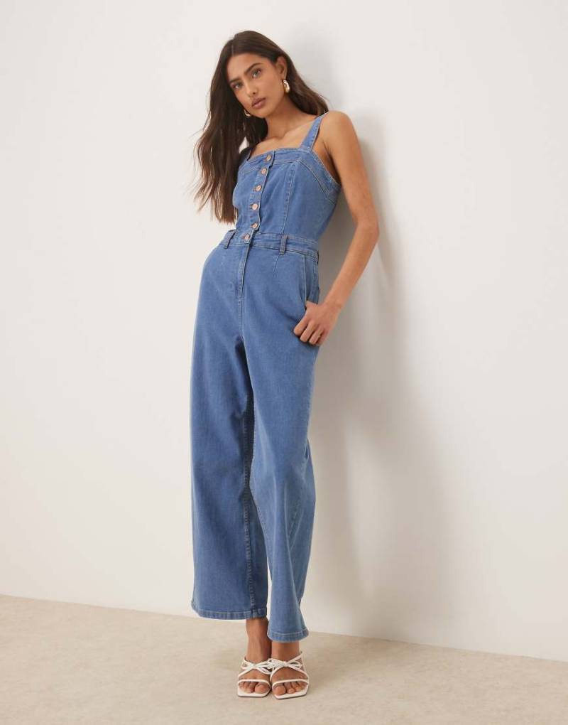 Nobody's Child - Aster - Jeans-Jumpsuit in mittelblauer Waschung mit Knopfleiste und Trägern von Nobody's Child