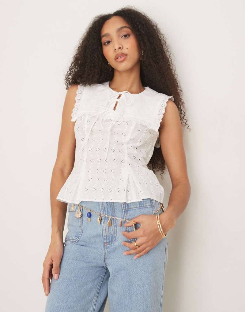 Nobody's Child - Bella - Weiße Bluse mit eckigem Kragendetail von Nobody's Child