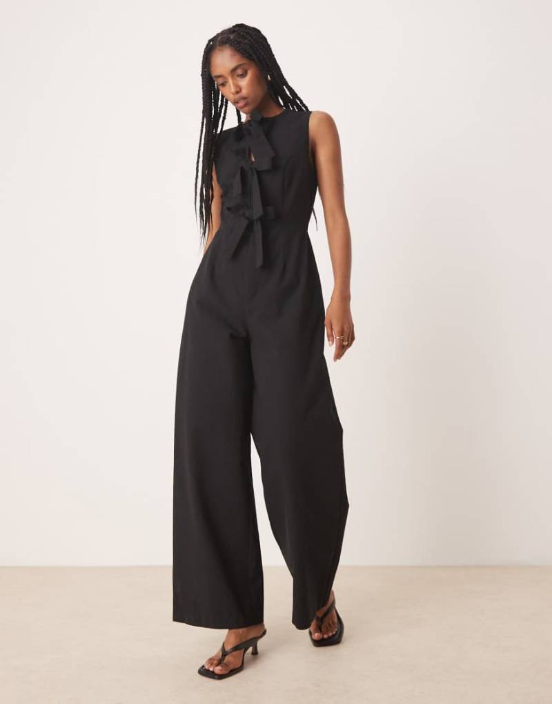 Nobody's Child - Bertha - Jumpsuit in Schwarz mit Zierschleife vorne und geradem Schnitt von Nobody's Child