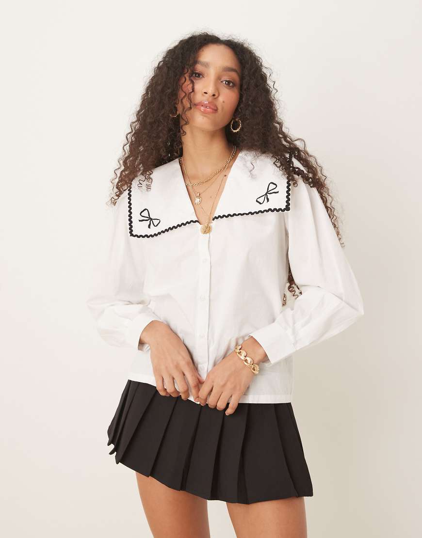 Nobody's Child - Bingley - Bluse in Weiß mit Kragen und Schleifendetail von Nobody's Child