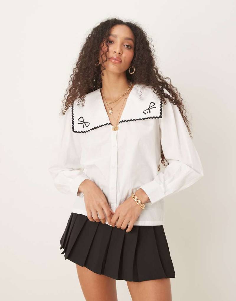 Nobody's Child - Bingley - Bluse in Weiß mit Kragen und Schleifendetail von Nobody's Child