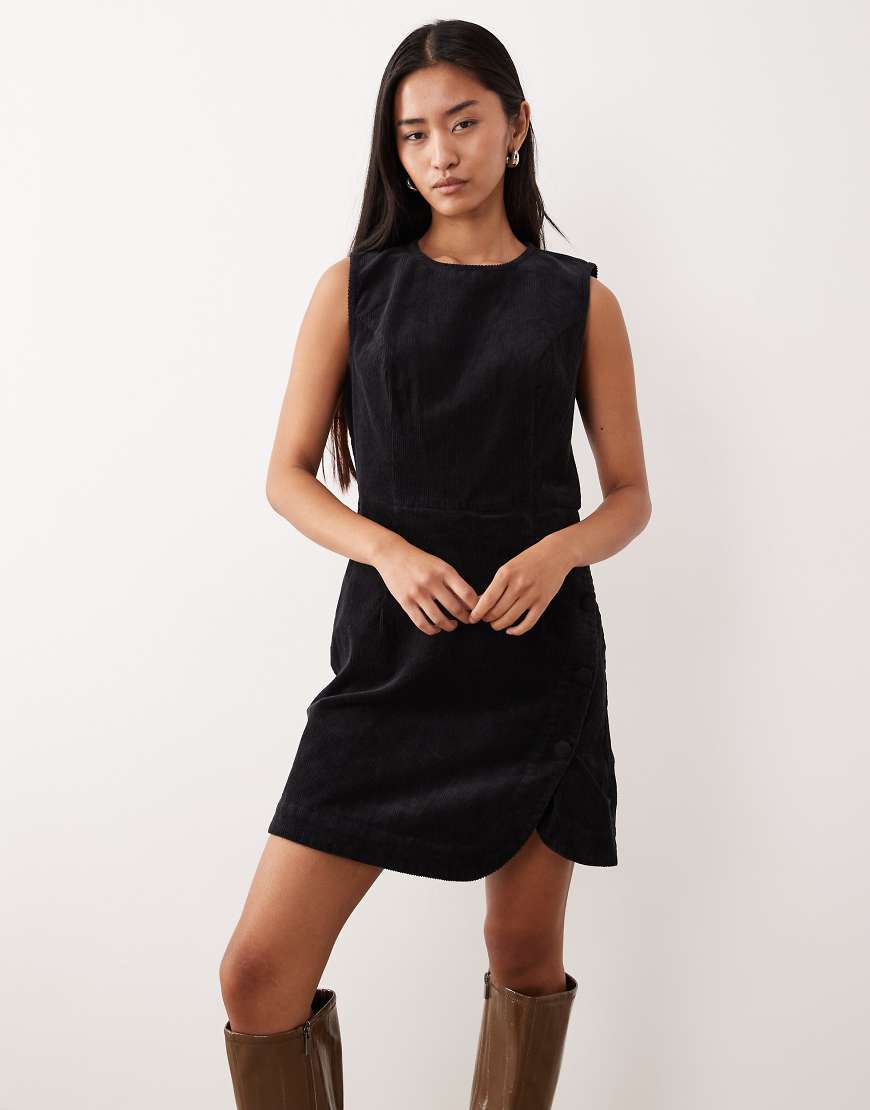 Nobody's Child - Birch - Ärmelloses Minikleid aus Cord in Schwarz mit asymmetrischem Knopfdetail von Nobody's Child