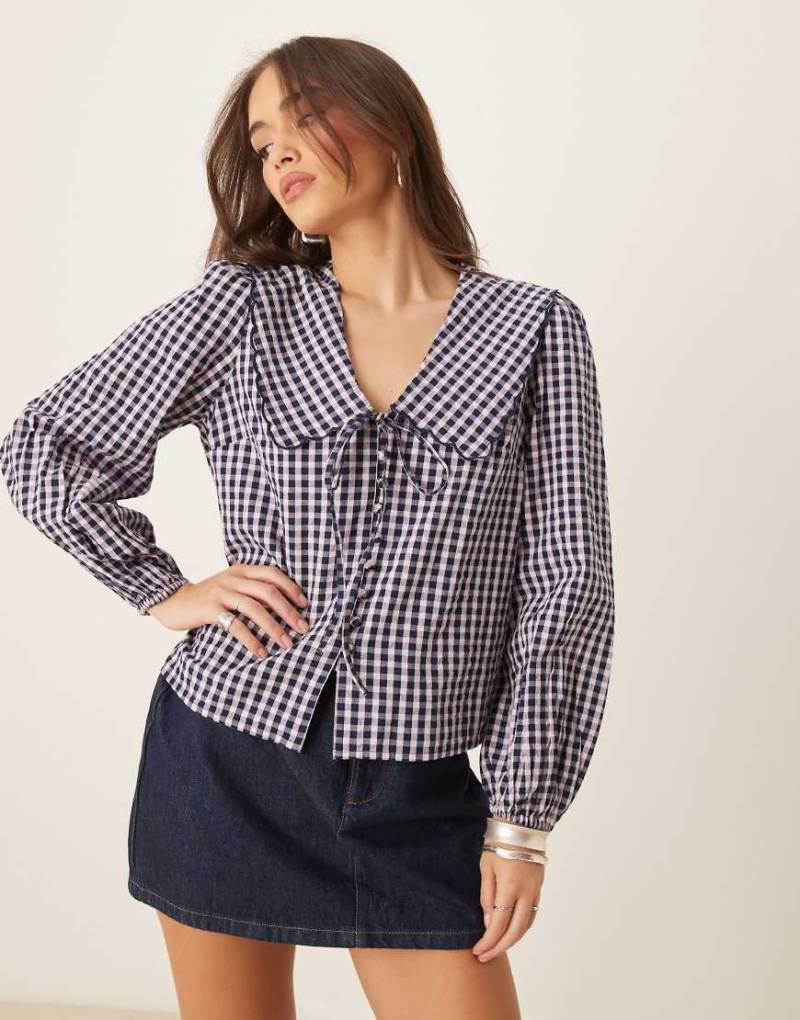 Nobody's Child - Birdie - Bluse mit schwarz-weißem Vichy-Karo und Muschelkantensaum am Kragen von Nobody's Child