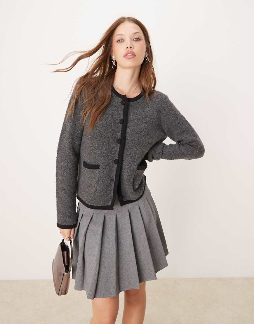 Nobody's Child - Bouclé-Strickjacke in Grau mit Rundhalsausschnitt von Nobody's Child