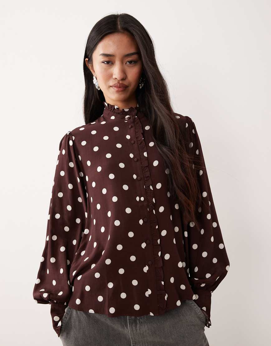 Nobody's Child - Bronte - Gepunktete Bluse in Braun mit Knopfleiste-Brown von Nobody's Child