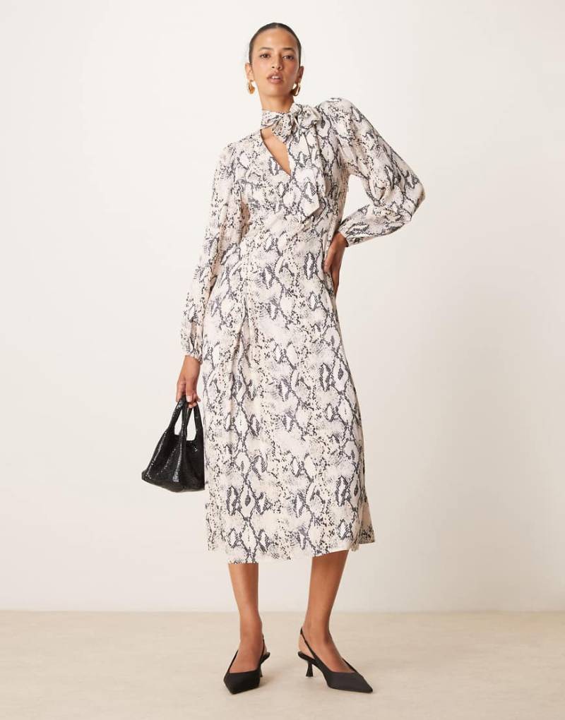 Nobody's Child - Carla - Midaxi-Kleid mit Schal-Detail und Schlangenmuster-Bunt von Nobody's Child