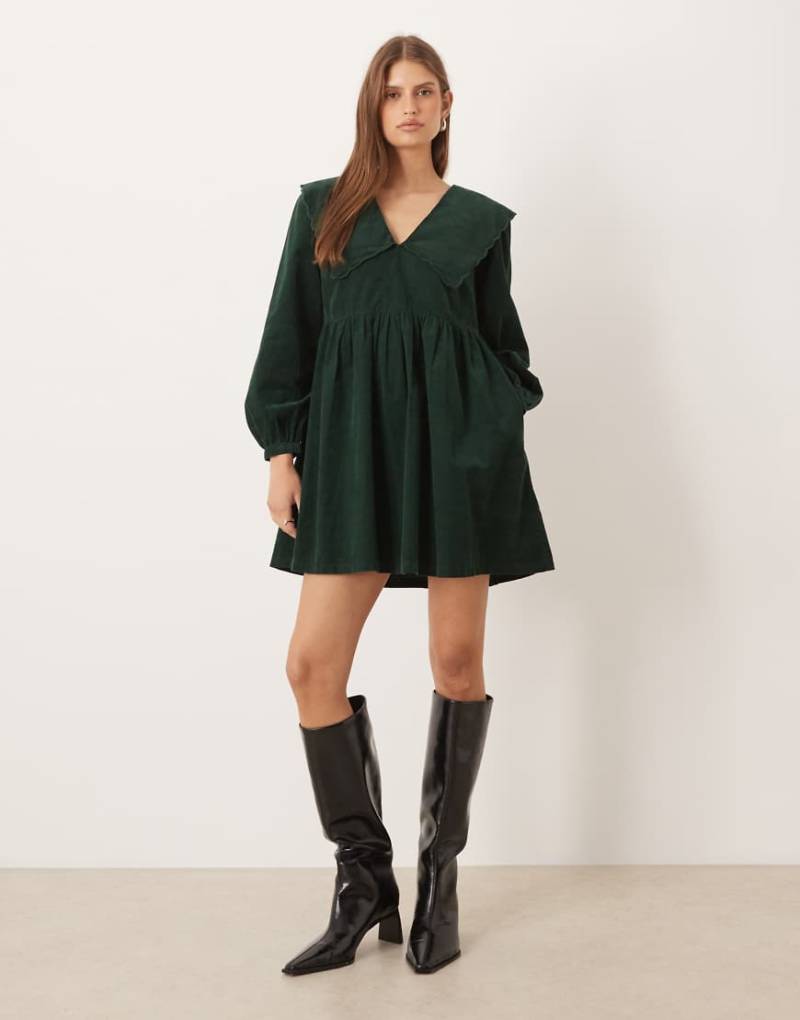 Nobody's Child - Cassis - Mini-Hängerkleid aus Cord in Dunkelgrün von Nobody's Child