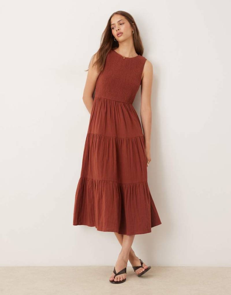 Nobody's Child - Charlie - Ärmelloses, gestuftes Midikleid in Braun von Nobody's Child