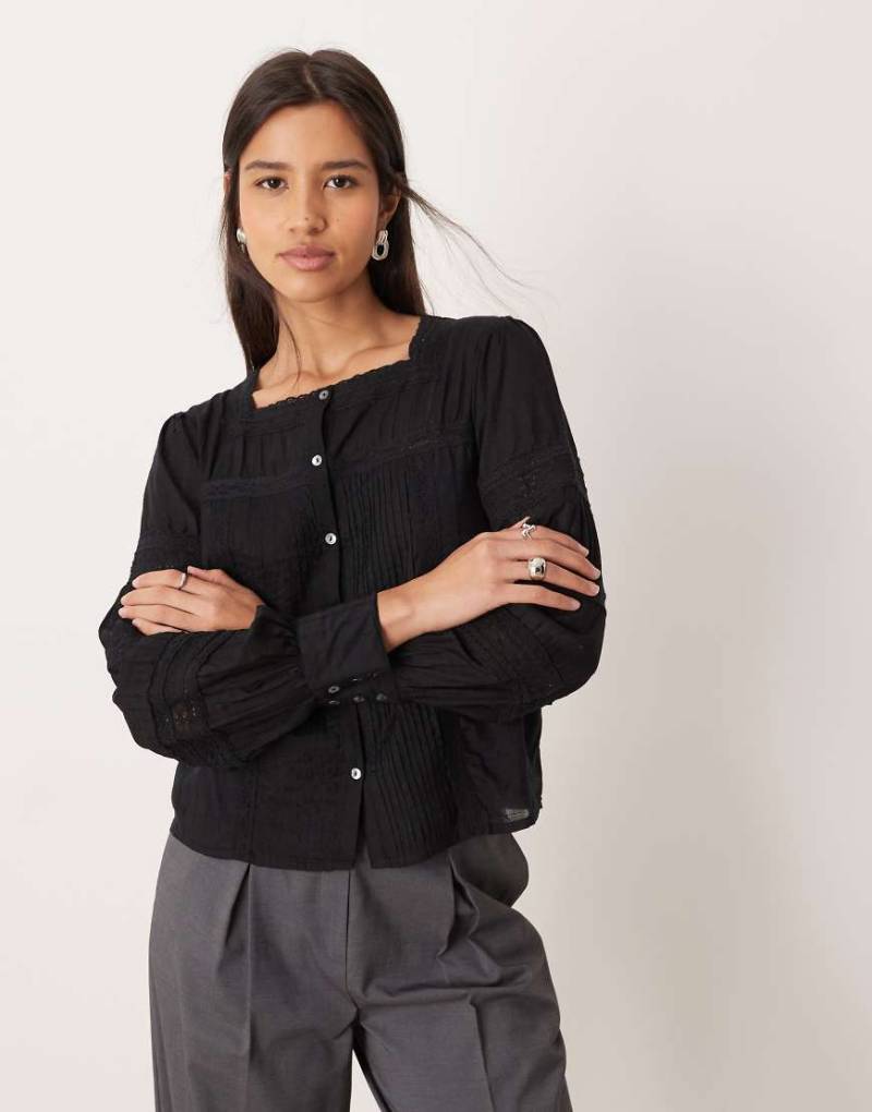 Nobody's Child - Chessie - Bluse in Schwarz mit Knopfleiste von Nobody's Child