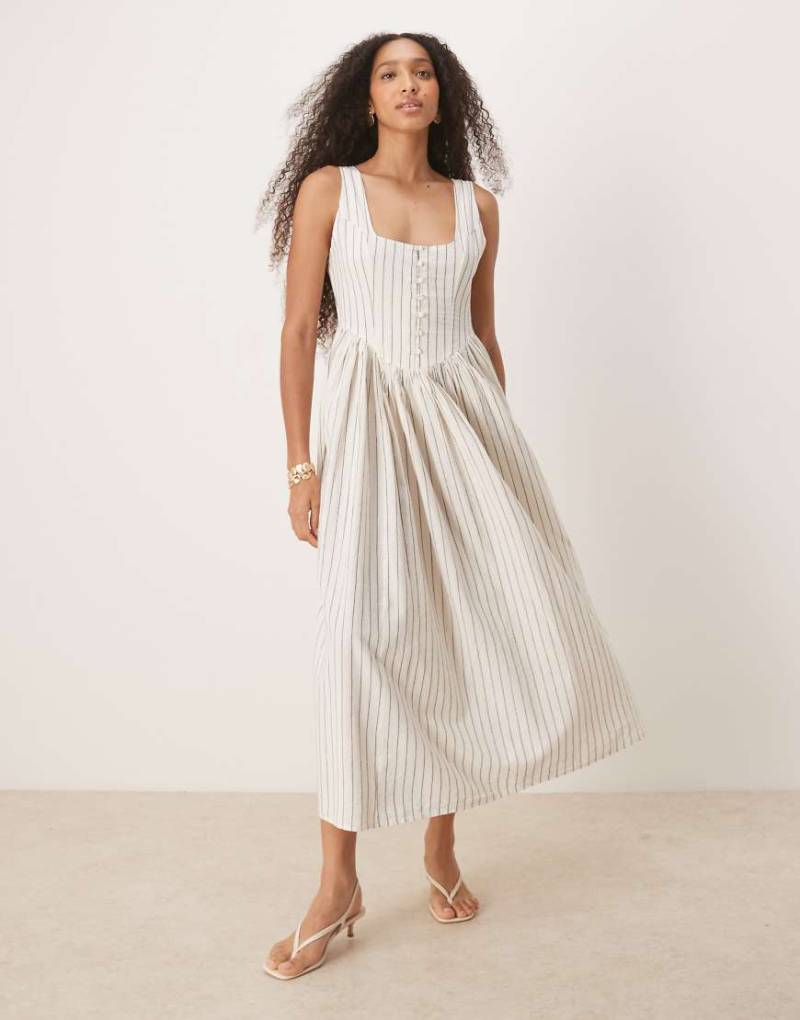 Nobody's Child - Cora - Midi-Trägerkleid in gestreiftem Cremeweiß mit U-Ausschnitt von Nobody's Child