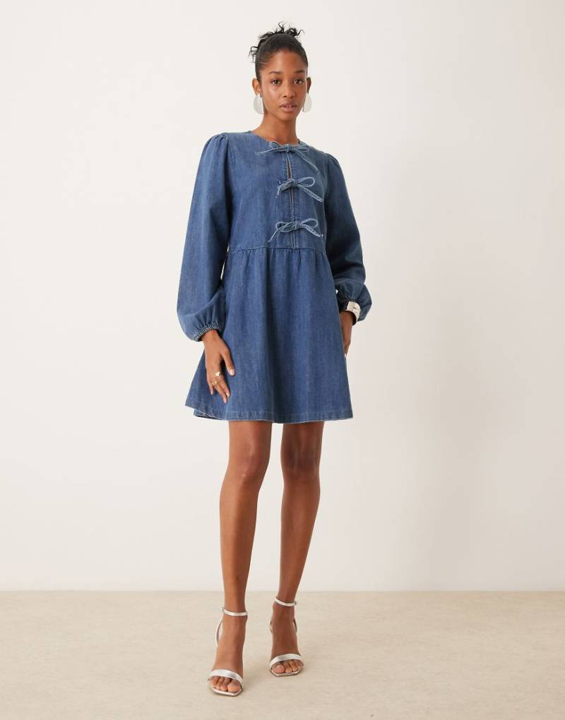 Nobody's Child - Eden - Mini-Jeanskleid in Blau mit Bindedetail von Nobody's Child