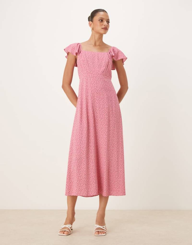 Nobody's Child - Elsie - Midikleid in Rosa mit Flatterärmeln und Rosenknospen-Muster von Nobody's Child