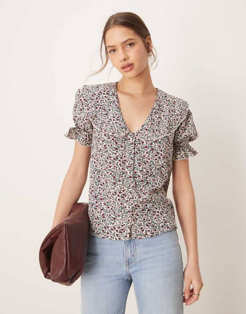 Nobody's Child - Emmie - Bluse in Cremeweiß mit Blümchenmuster-Bunt Nobody's Child - Emmie - Bluse in Cremeweiß mit Blümchenmuster-Bunt von Nobody's Child