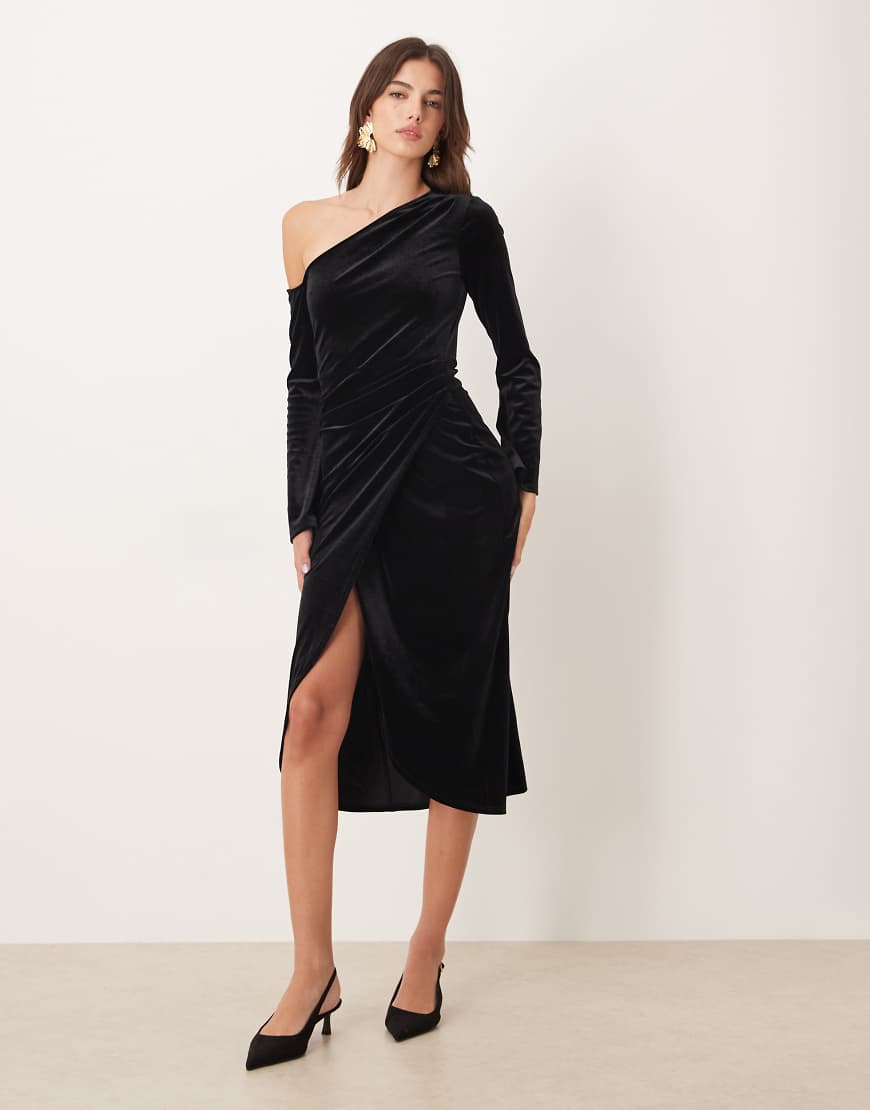 Nobody's Child - Gerafftes Samt-Midikleid in Schwarz mit abfallender Schulterpartie Nobody's Child - Gerafftes Samt-Midikleid in Schwarz mit abfallender Schulterpartie von Nobody's Child