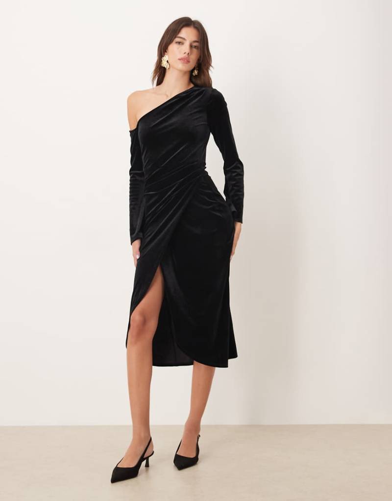 Nobody's Child - Gerafftes Samt-Midikleid in Schwarz mit abfallender Schulterpartie von Nobody's Child