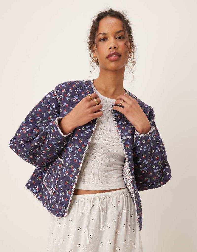 Nobody's Child - Gesteppte Wendejacke in Cremeweiß mit kleinem Blumenmuster von Nobody's Child