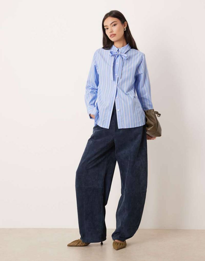 Nobody's Child - Hepburn - Gestreifte Schluppenbluse in Blau von Nobody's Child