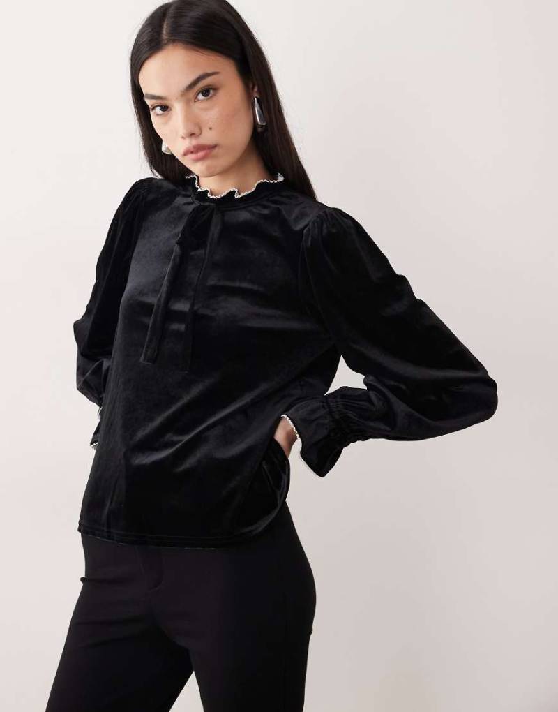 Nobody's Child - Hochgeschlossene Bluse in Schwarz mit Rüschen von Nobody's Child