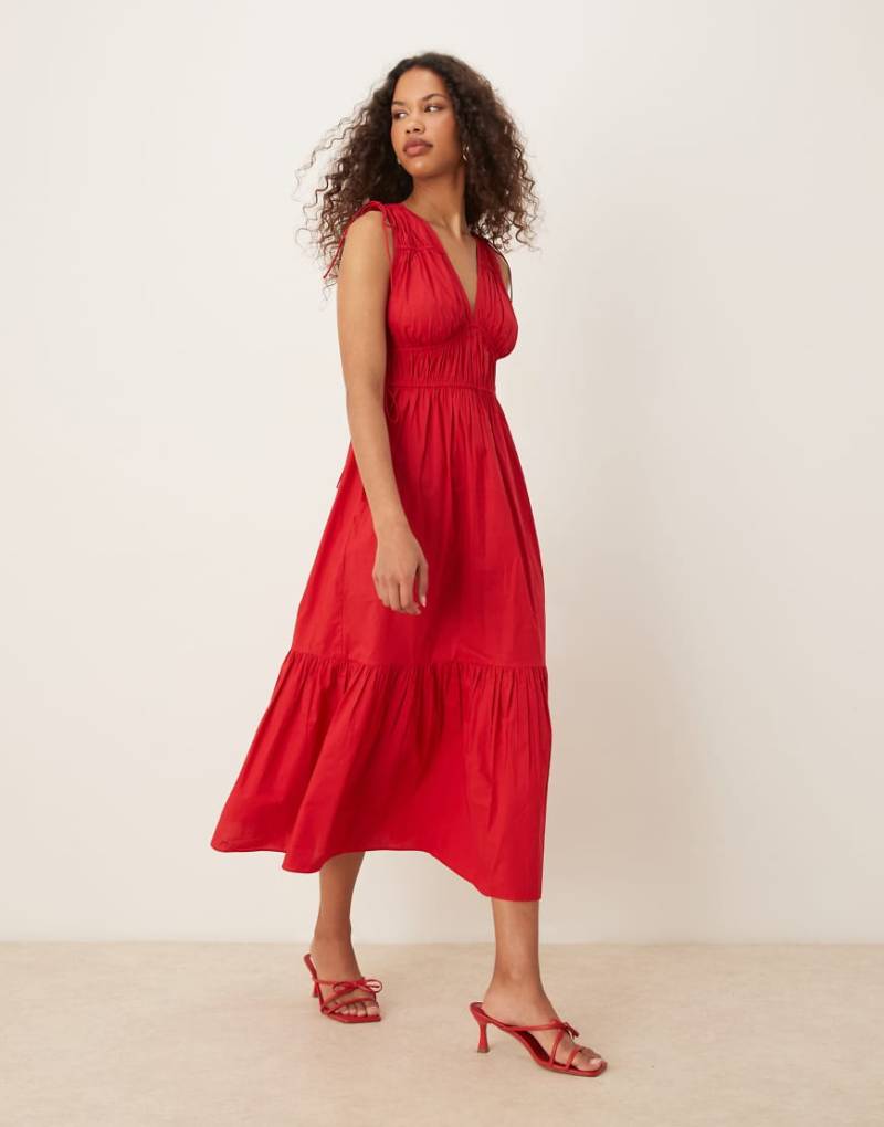 Nobody's Child - Ianthe - Midikleid in Rot mit V-Ausschnitt und Bindedetail von Nobody's Child