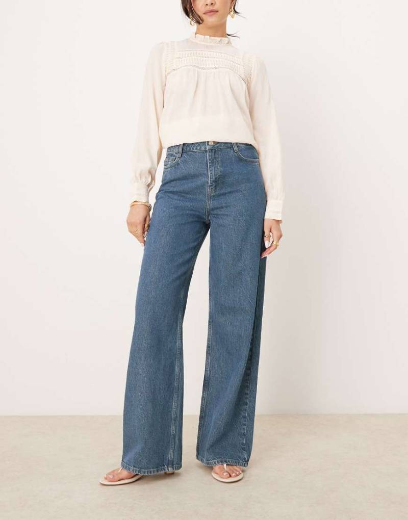 Nobody's Child - Jeans in getönter blauer Waschung mit weitem Bein von Nobody's Child