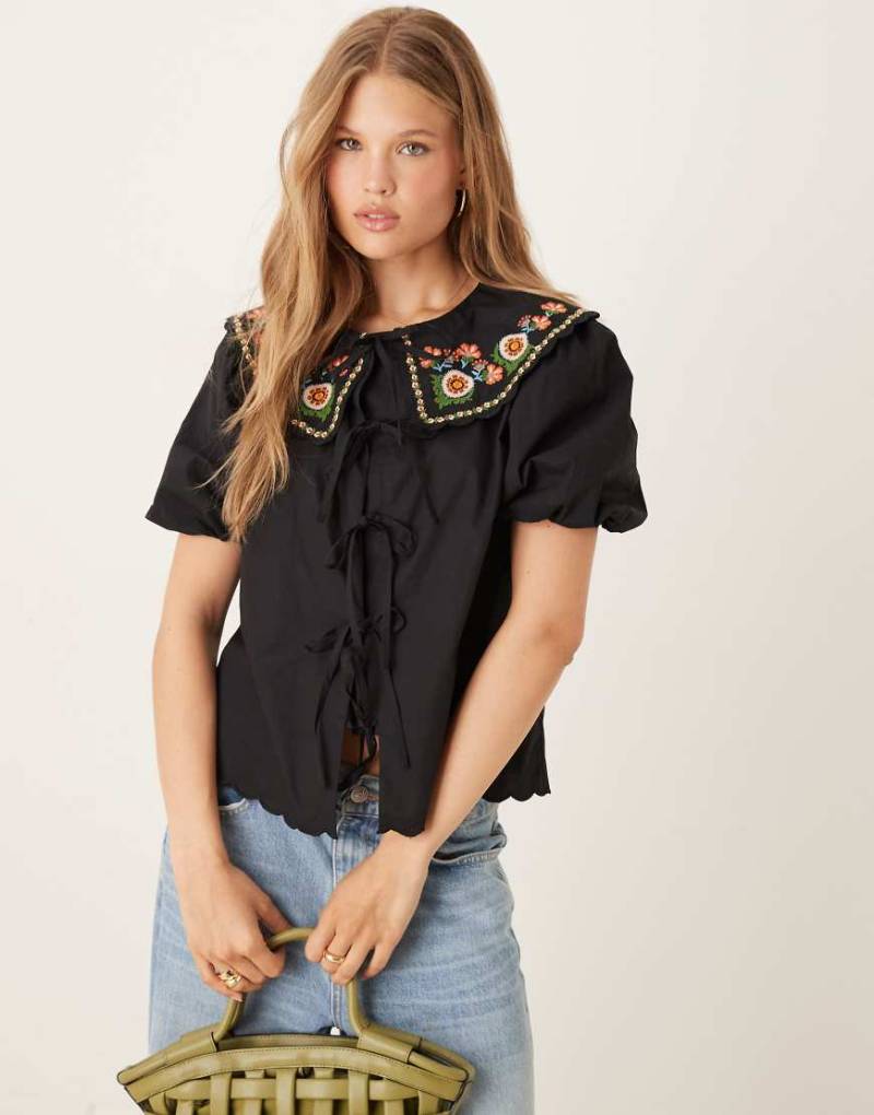 Nobody's Child - Joplin - Bluse in Schwarz mit Puffärmeln und besticktem Kragen von Nobody's Child