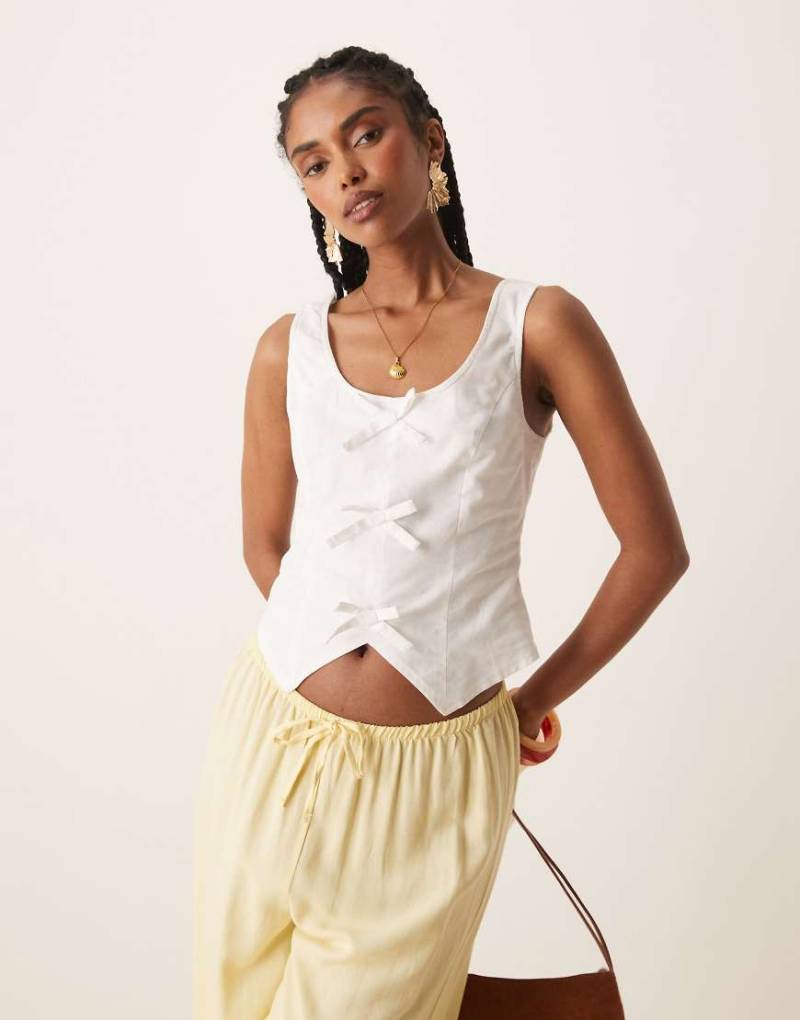 Nobody's Child - Justina - Leinen-Weste in Weiß mit Schleifendetail von Nobody's Child