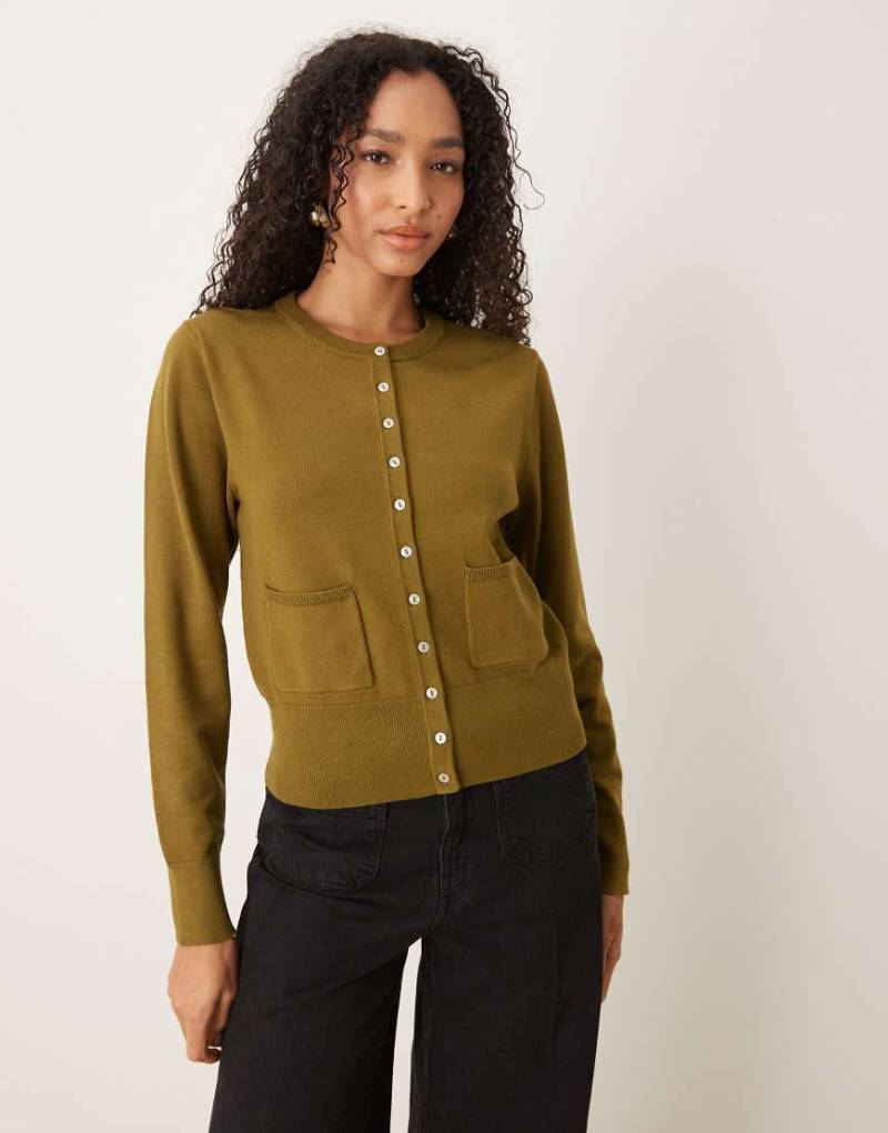 Nobody's Child - Knapp geschnittene Strickjacke in Grün mit Rundhalsausschnitt Nobody's Child - Knapp geschnittene Strickjacke in Grün mit Rundhalsausschnitt von Nobody's Child