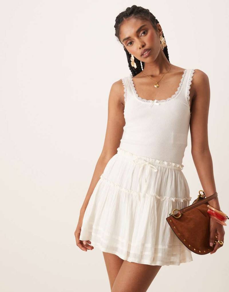 Nobody's Child - Lauren - Schwingender Minirock in Weiß von Nobody's Child