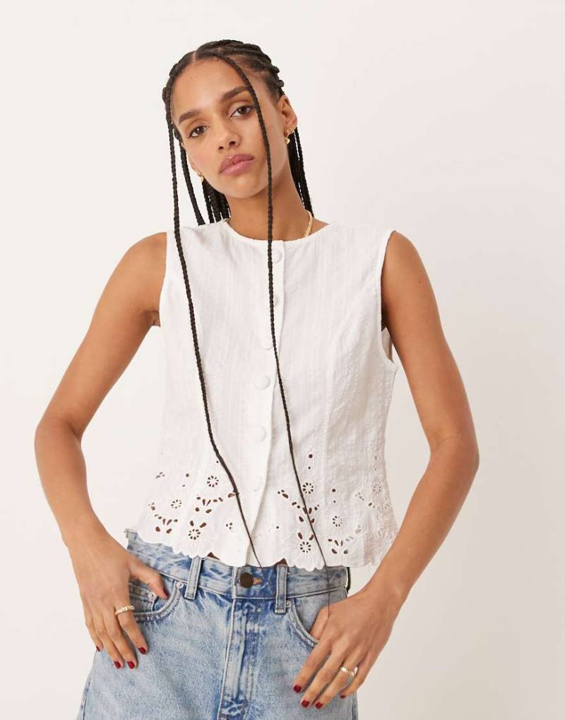 Nobody's Child - Layla - Weste in Weiß mit Stickerei von Nobody's Child