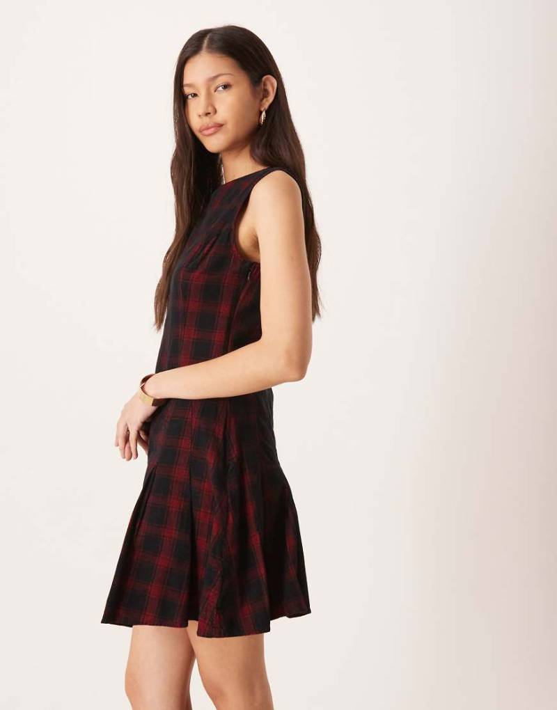 Nobody's Child - Merida - Elegantes, kariertes Latzkleid in Rot mit Faltenrock von Nobody's Child