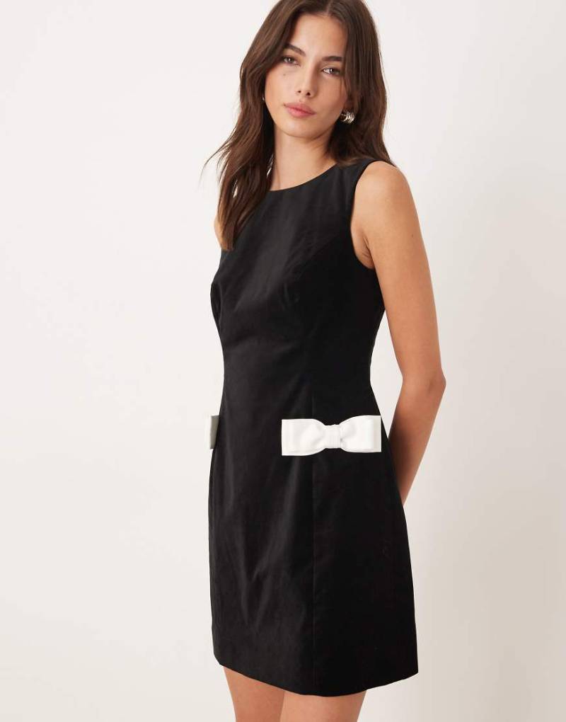 Nobody's Child - Mini-Etuikleid in Schwarz mit weißem Schleifendetail von Nobody's Child