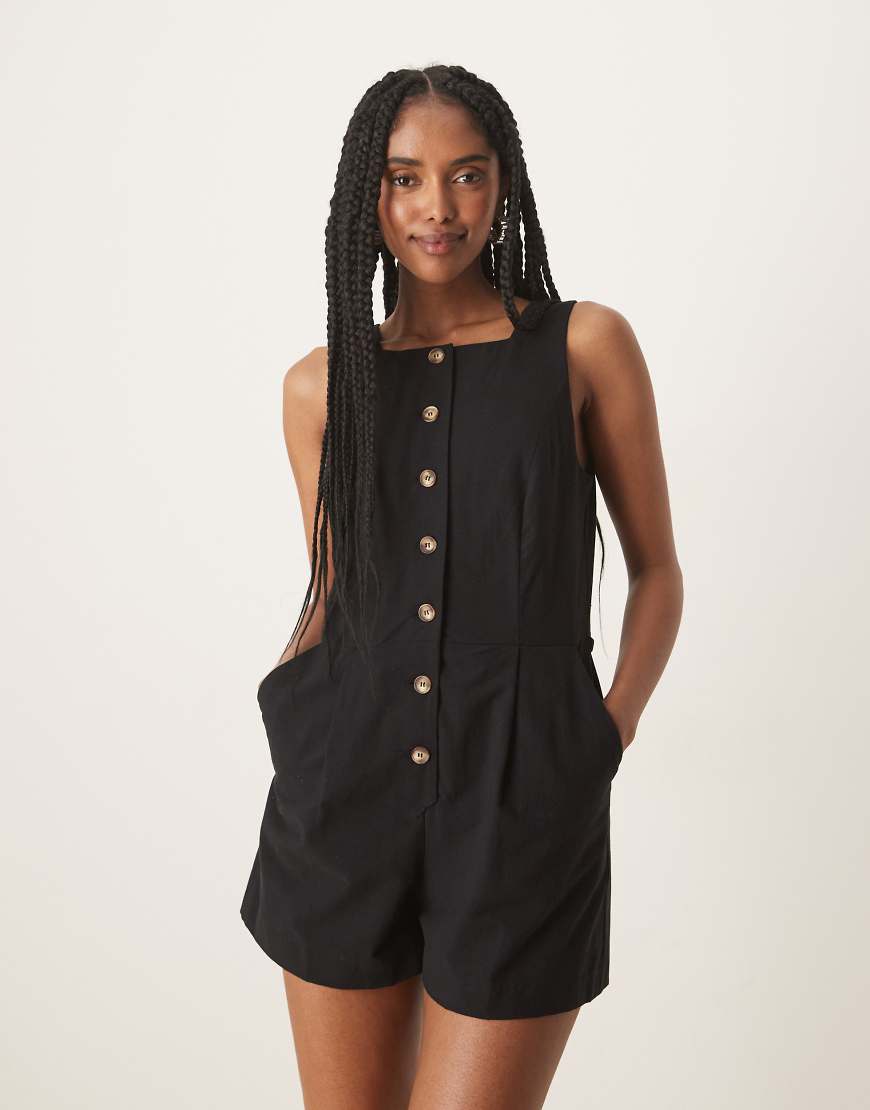 Nobody's Child - Peri - Playsuit in Schwarz mit eckigem Ausschnitt und Knopfleiste von Nobody's Child
