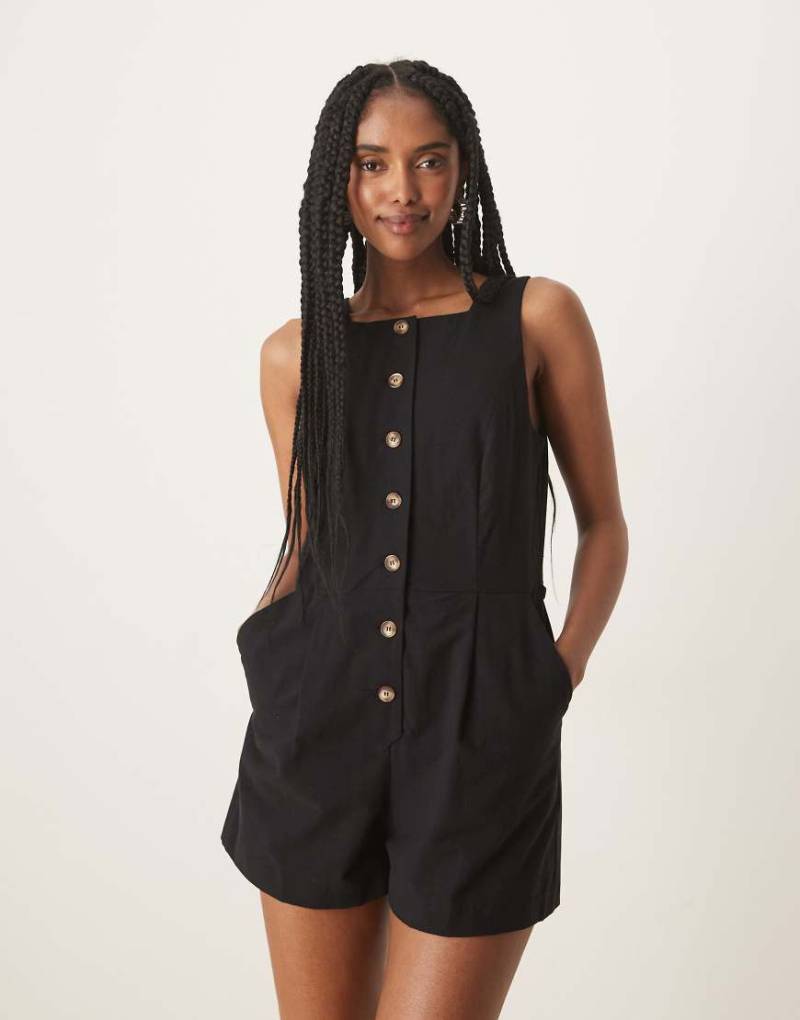 Nobody's Child - Peri - Playsuit in Schwarz mit eckigem Ausschnitt und Knopfleiste Nobody's Child - Peri - Playsuit in Schwarz mit eckigem Ausschnitt und Knopfleiste von Nobody's Child