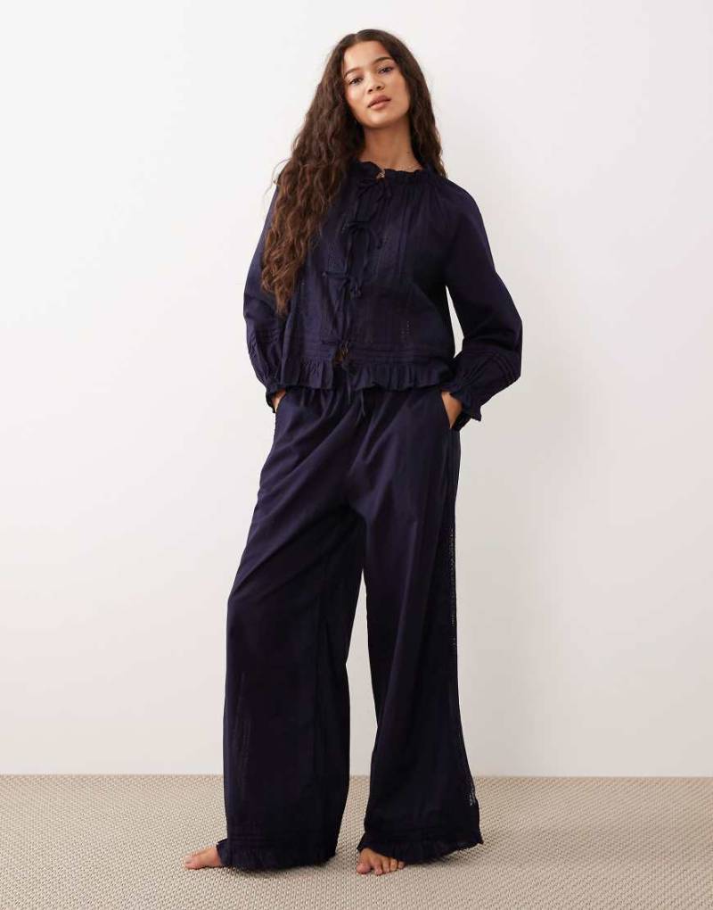 Nobody's Child - Pyjama in Marineblau mit Spitzenbesatz, bestehend aus Oberteil und Hose von Nobody's Child