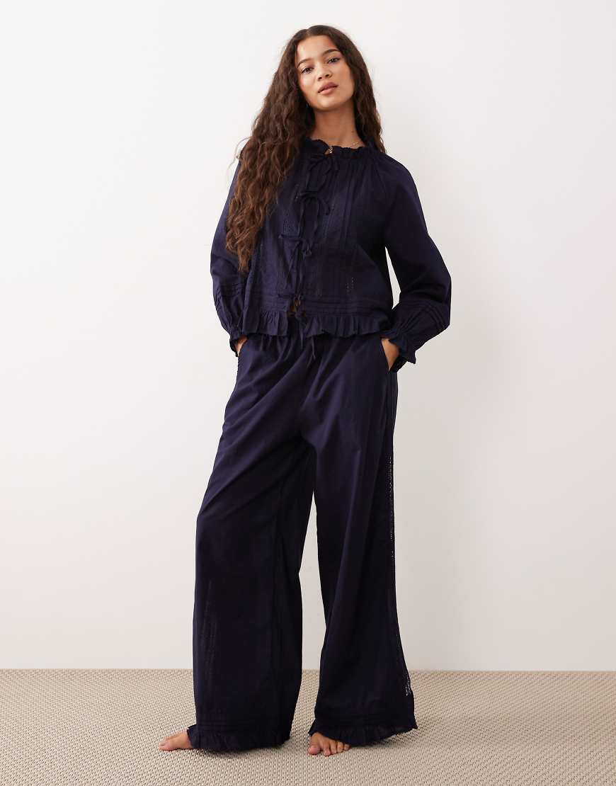 Nobody's Child - Pyjama in Marineblau mit Spitzenbesatz, bestehend aus Oberteil und Hose Nobody's Child - Pyjama in Marineblau mit Spitzenbesatz, bestehend aus Oberteil und Hose von Nobody's Child