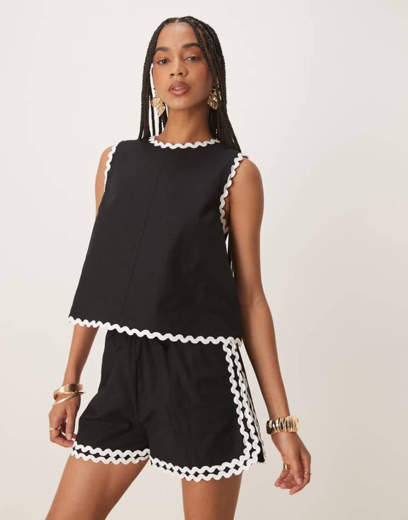 Nobody's Child - Racer-Shorts in Schwarz mit Zickzack-Details, Kombiteil von Nobody's Child