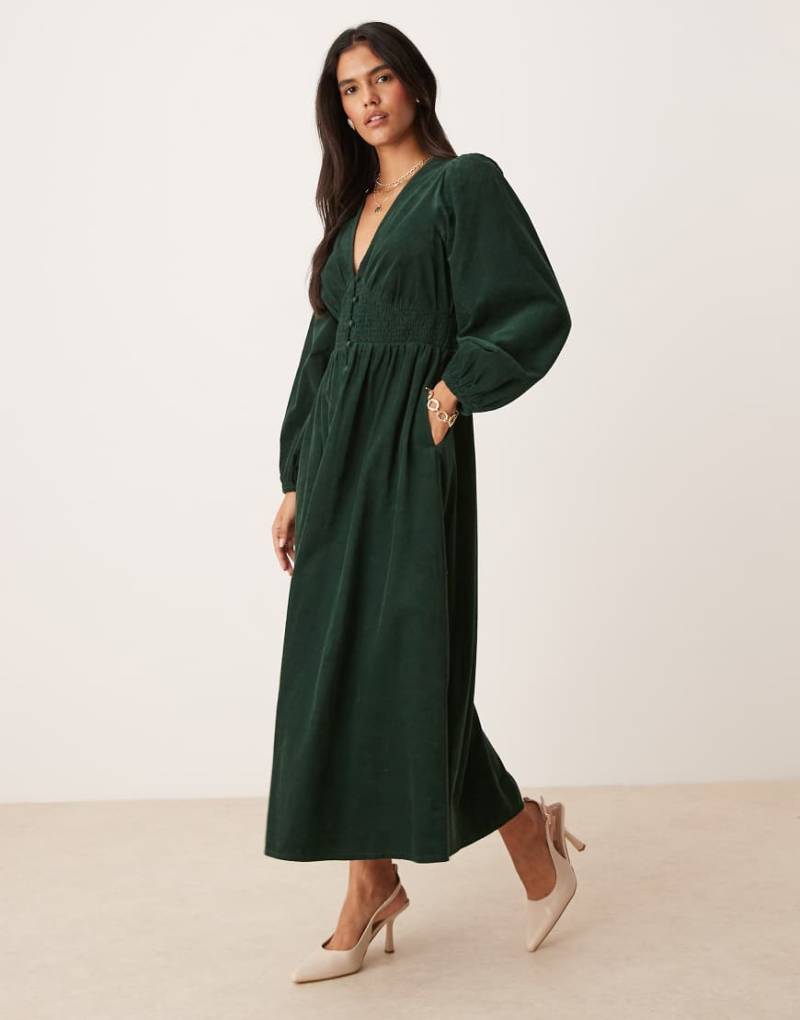 Nobody's Child - Riley - Cord-Midikleid in Dunkelgrün mit V-Ausschnitt von Nobody's Child