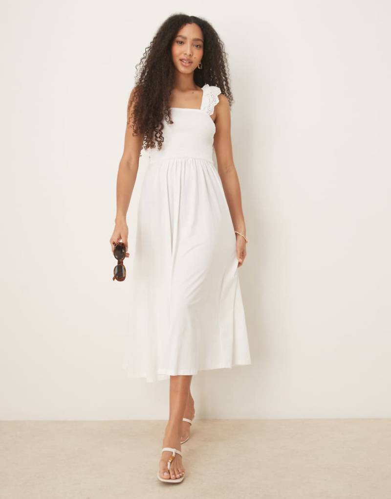 Nobody's Child - Rita - Midikleid in Weiß mit Lochstickerei und Schulterrüschen von Nobody's Child