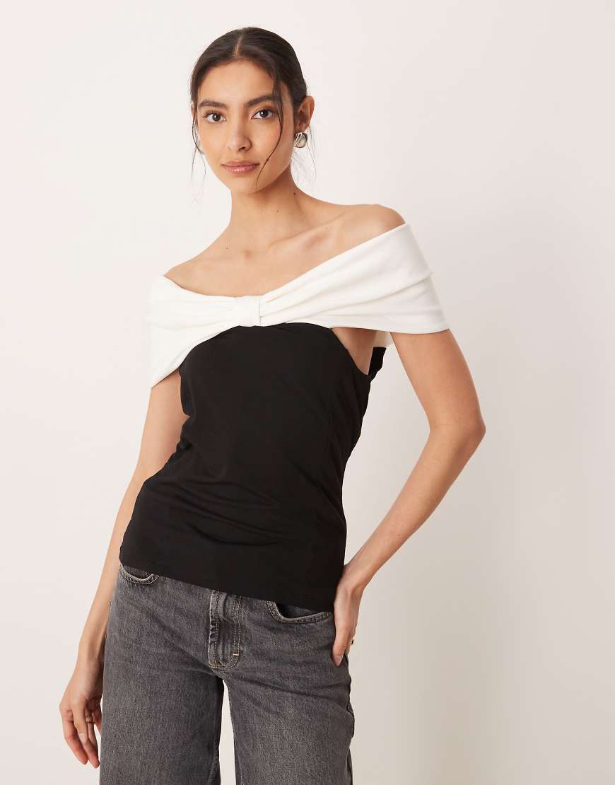 Nobody's Child - Schulterfreies Oberteil mit Schleife in Schwarz-Weiß von Nobody's Child