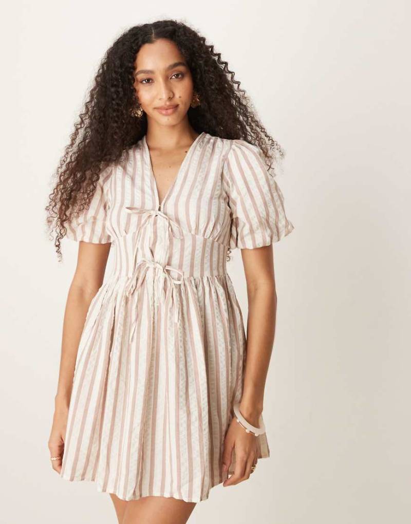 Nobody's Child - Scottie - Gestreiftes Minikleid in neutralem Farbton mit Puffärmeln von Nobody's Child