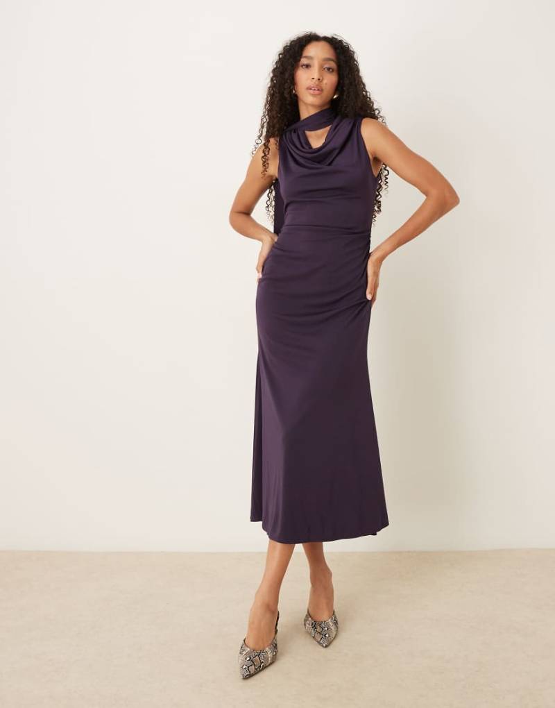 Nobody's Child - Seren - Midikleid in dunklem Traubenrot mit Schal und Bindedetail am Ausschnitt-Lila von Nobody's Child