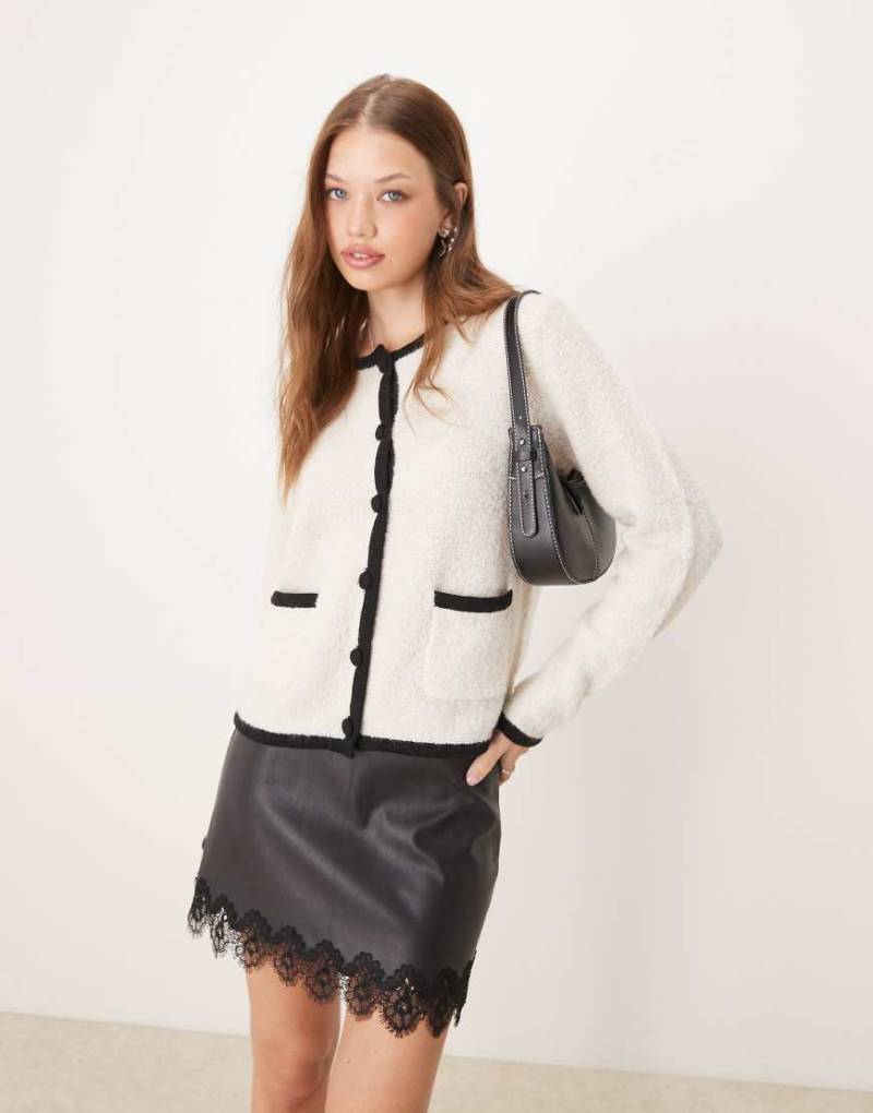 Nobody's Child - Strickjacke aus Bouclé in Creme mit Rundhalsausschnitt-Weiß von Nobody's Child