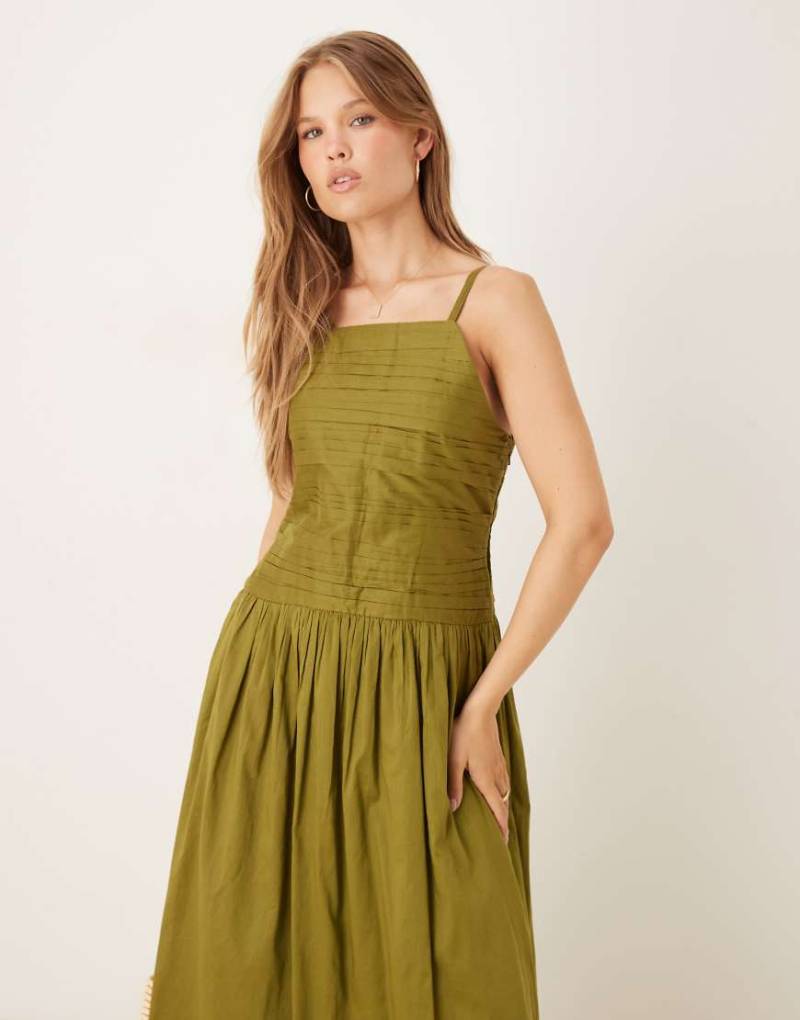 Nobody's Child - Talia - Gerafftes Midikleid in Khaki mit tiefer Taille-Grün von Nobody's Child