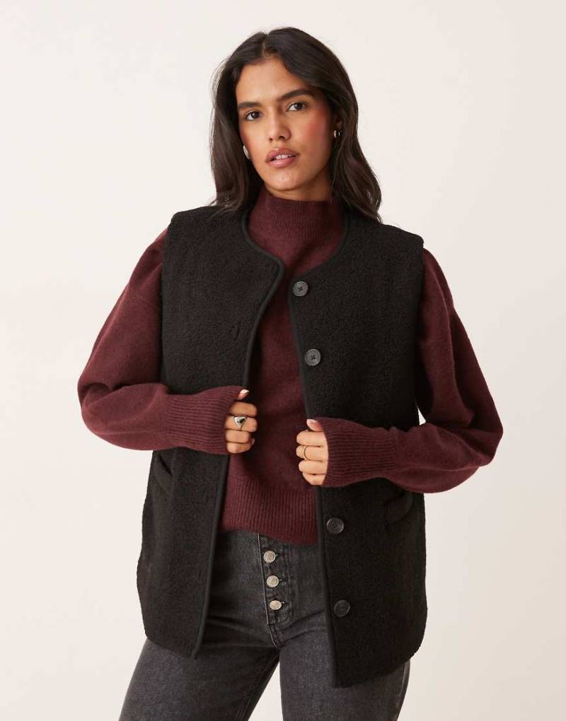 Nobody's Child - Teddyfell-Weste in Schwarz mit Knöpfen von Nobody's Child